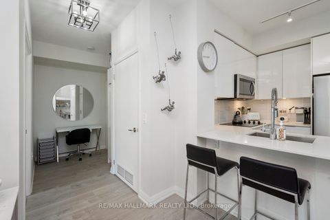 Photo 5 at 729 - 99 Eagle Rock Way, Rural Vaughan, Vaughan
