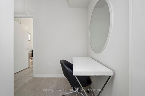 Photo 12 at 729 - 99 Eagle Rock Way, Rural Vaughan, Vaughan
