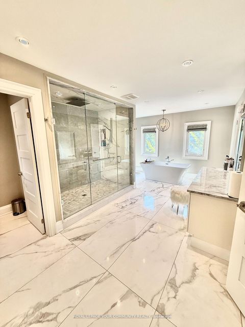 Photo 24 at 20 White Lodge Crescent N, Mill Pond, Richmond Hill