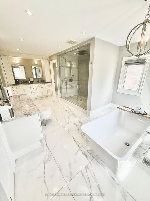 Photo 25 at 20 White Lodge Crescent N, Mill Pond, Richmond Hill