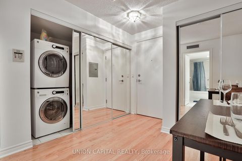 Photo 4 at 222 - 270 Wellington Street W, Waterfront Communities C1, Toronto
