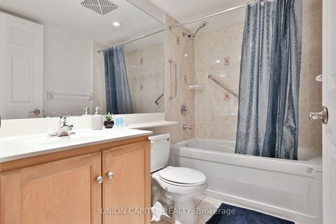 Photo 5 at 222 - 270 Wellington Street W, Waterfront Communities C1, Toronto