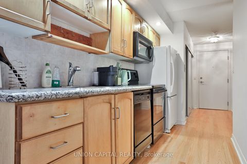 Photo 8 at 222 - 270 Wellington Street W, Waterfront Communities C1, Toronto