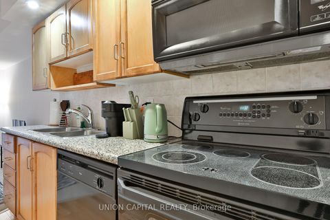 Photo 15 at 222 - 270 Wellington Street W, Waterfront Communities C1, Toronto