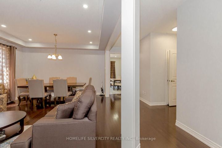 Photo 9 at 122 Squire Ellis Drive, Toronto Gore Rural Estate, Brampton