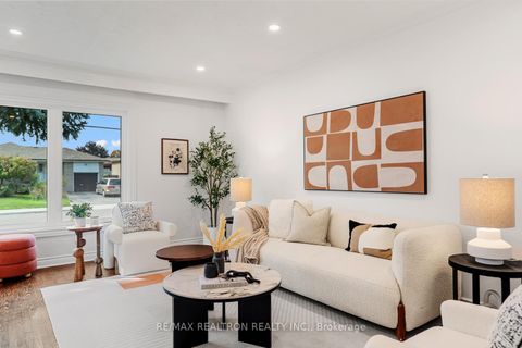 Photo 3 at 195 Honiton Street, Bathurst Manor, Toronto