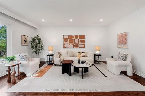 Photo 4 at 195 Honiton Street, Bathurst Manor, Toronto