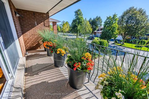 Photo 6 at 260 Mathewson Street, Maple, Vaughan