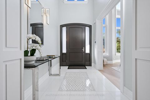 Photo 2 at 14 Westglen Crescent, City Centre West, Toronto