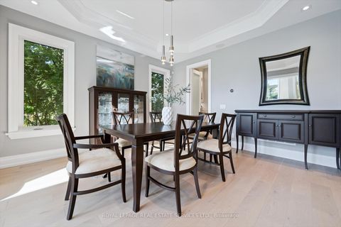Photo 4 at 14 Westglen Crescent, City Centre West, Toronto