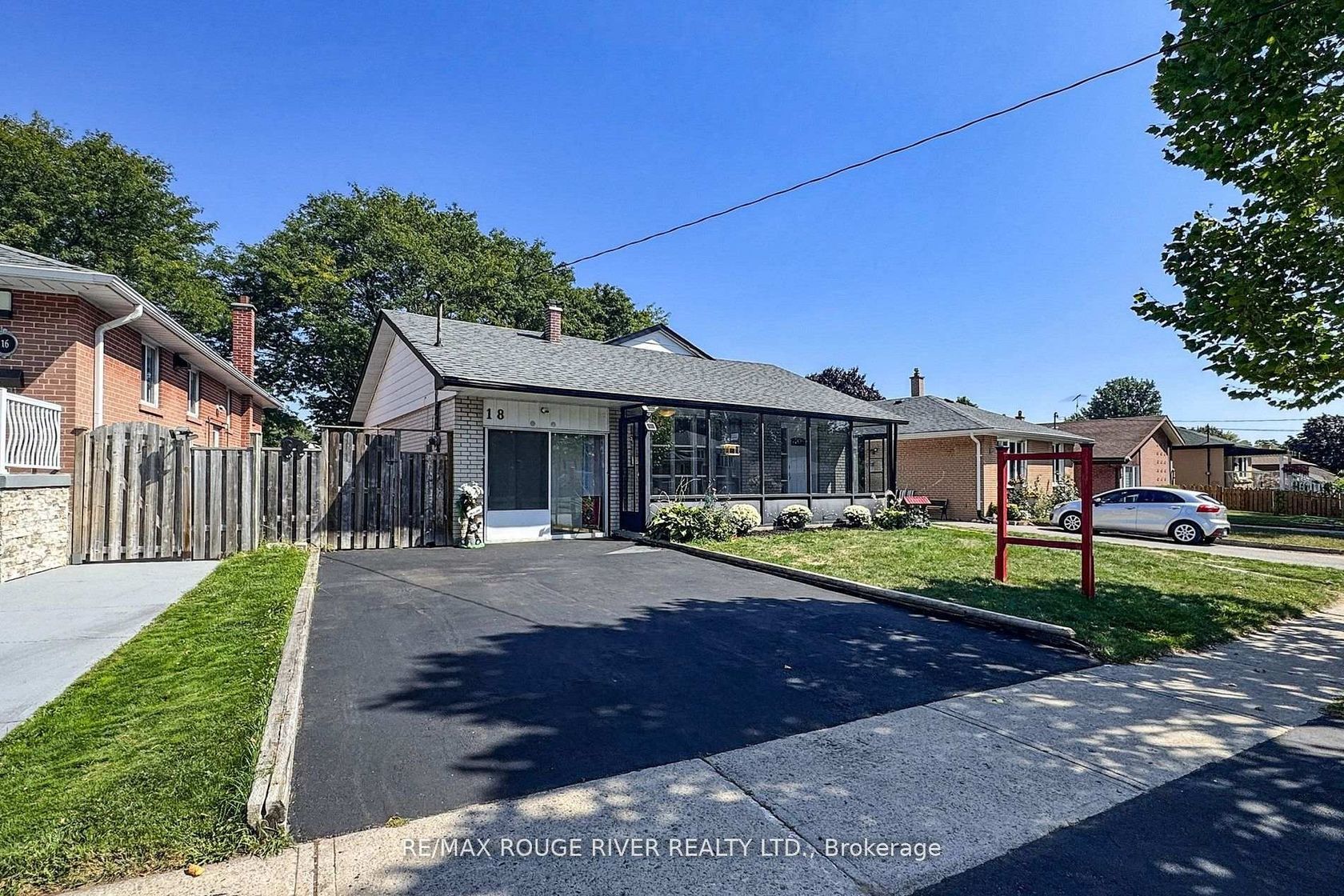 18 Darlingside Drive, West Hill, Toronto photo number 2