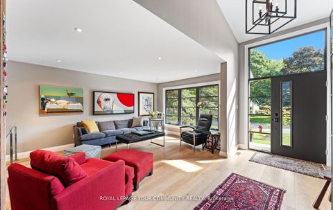 Photo 3 at 12 Glenview Drive, Aurora Highlands, Aurora