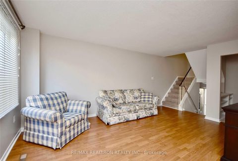 Photo 1 at 12 Robin Court, Cundles East, Barrie