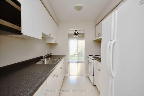 Photo 4 at 12 Robin Court, Cundles East, Barrie