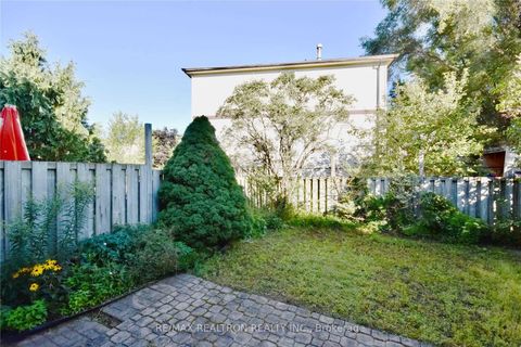 Photo 12 at 12 Robin Court, Cundles East, Barrie