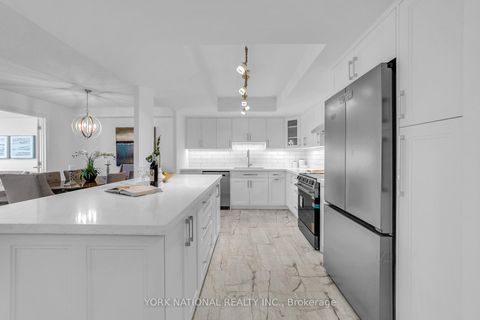Photo 11 at 408 - 14924 Yonge Street, Aurora Highlands, Aurora