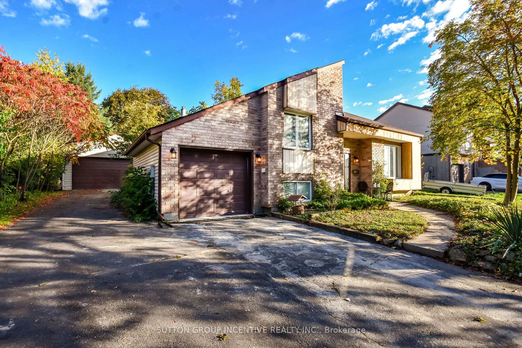 2276 Scythes Street, Stroud, Innisfil photo number 2