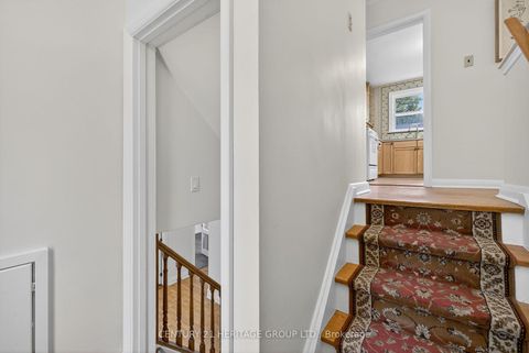 Photo 4 at 49 Bayview Parkway, Leslie Valley, Newmarket