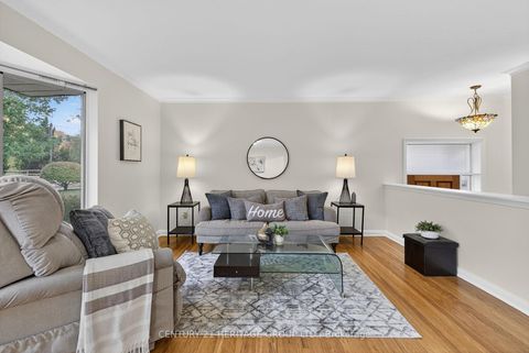 Photo 7 at 49 Bayview Parkway, Leslie Valley, Newmarket