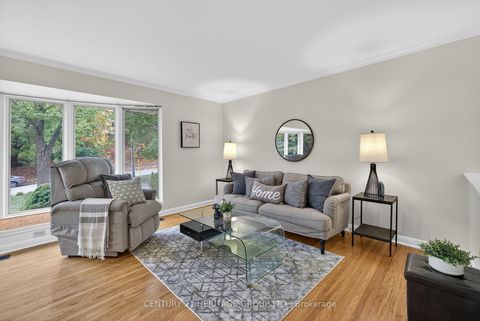 Photo 8 at 49 Bayview Parkway, Leslie Valley, Newmarket