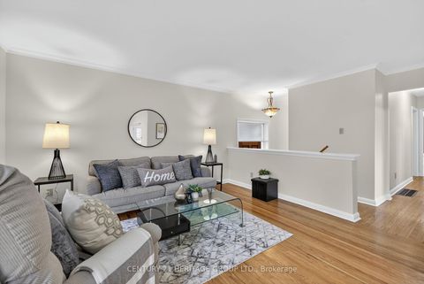 Photo 9 at 49 Bayview Parkway, Leslie Valley, Newmarket