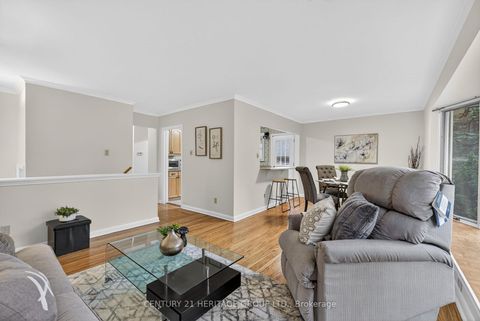 Photo 10 at 49 Bayview Parkway, Leslie Valley, Newmarket