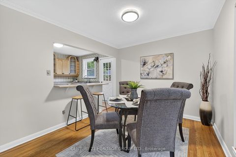 Photo 11 at 49 Bayview Parkway, Leslie Valley, Newmarket