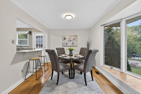 Photo 12 at 49 Bayview Parkway, Leslie Valley, Newmarket