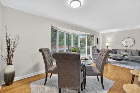 Photo 13 at 49 Bayview Parkway, Leslie Valley, Newmarket