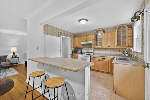 Photo 14 at 49 Bayview Parkway, Leslie Valley, Newmarket