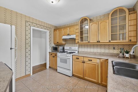 Photo 15 at 49 Bayview Parkway, Leslie Valley, Newmarket