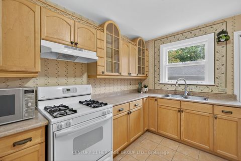 Photo 16 at 49 Bayview Parkway, Leslie Valley, Newmarket