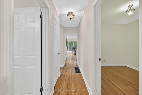 Photo 25 at 49 Bayview Parkway, Leslie Valley, Newmarket