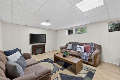 Photo 30 at 49 Bayview Parkway, Leslie Valley, Newmarket