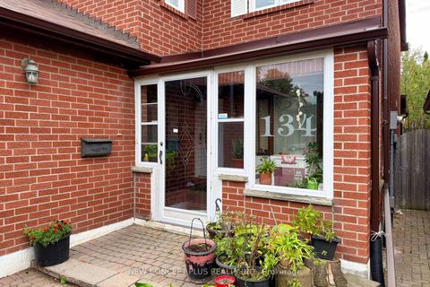 Photo 4 at 134 Mccabe Crescent, Lakeview Estates, Vaughan