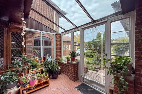 Photo 5 at 134 Mccabe Crescent, Lakeview Estates, Vaughan