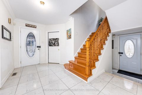 Photo 6 at 134 Mccabe Crescent, Lakeview Estates, Vaughan