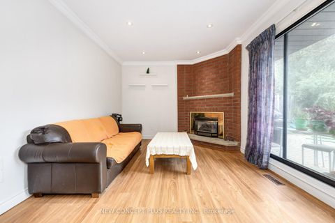 Photo 8 at 134 Mccabe Crescent, Lakeview Estates, Vaughan