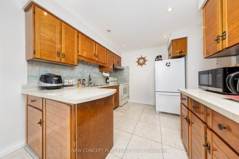 Photo 10 at 134 Mccabe Crescent, Lakeview Estates, Vaughan