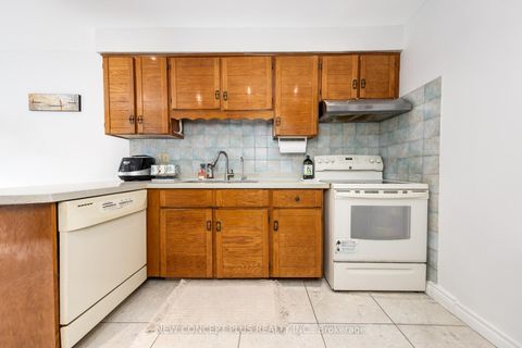 Photo 11 at 134 Mccabe Crescent, Lakeview Estates, Vaughan