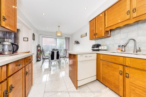 Photo 12 at 134 Mccabe Crescent, Lakeview Estates, Vaughan