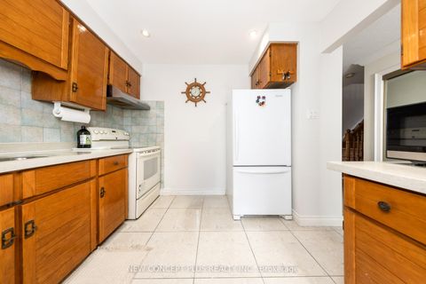 Photo 13 at 134 Mccabe Crescent, Lakeview Estates, Vaughan