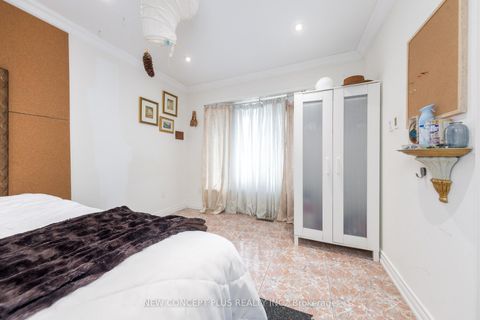 Photo 17 at 134 Mccabe Crescent, Lakeview Estates, Vaughan