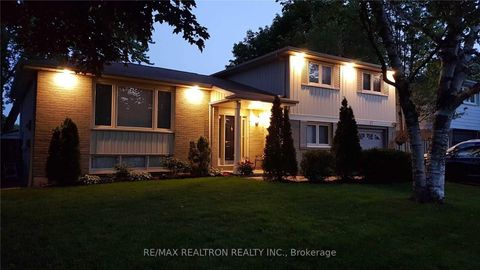 Photo 3 at 17 Hill Drive, Hills of St Andrew, Aurora