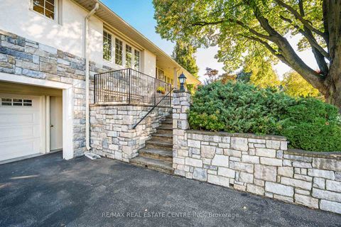 Photo 2 at 16 Aylesbury Road, Rosethorn, Toronto