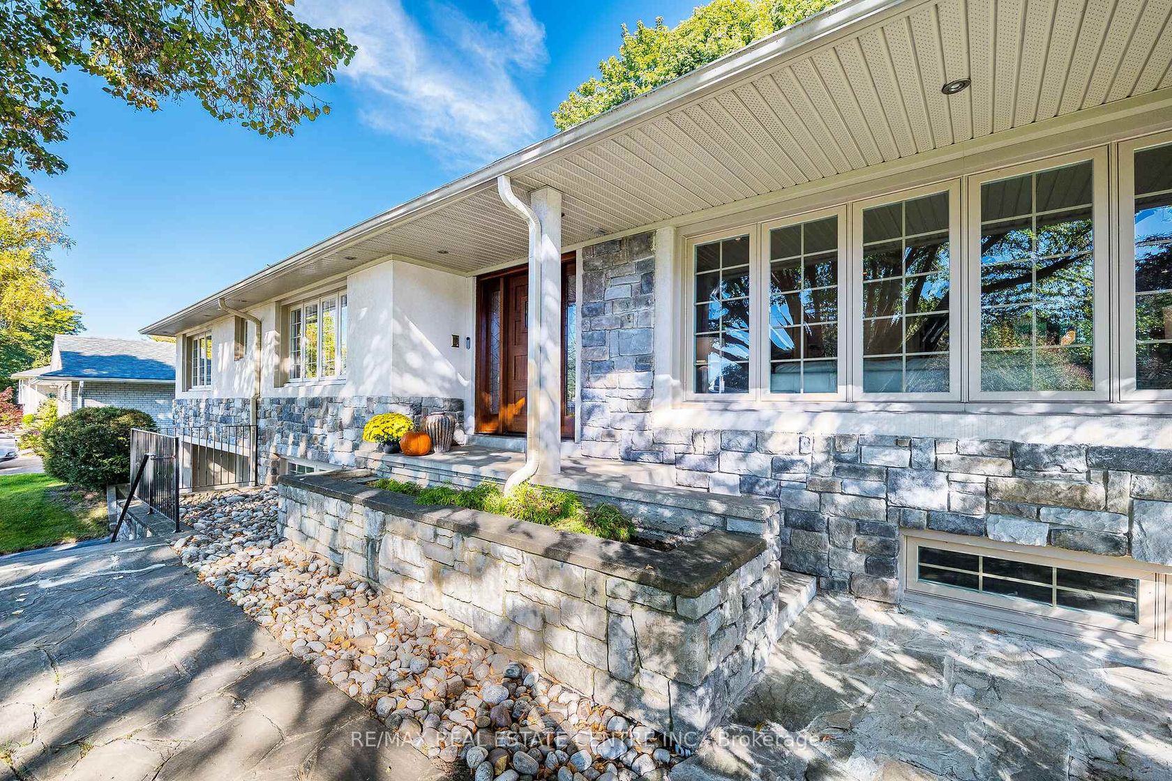 Photo 3 at 16 Aylesbury Road, Rosethorn, Toronto Photo 3 at 16 Aylesbury Road, Rosethorn, Toronto