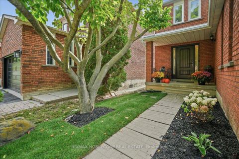 Photo 2 at 31 Mountfield Crescent, Brownridge, Vaughan Photo 2 at 31 Mountfield Crescent, Brownridge, Vaughan