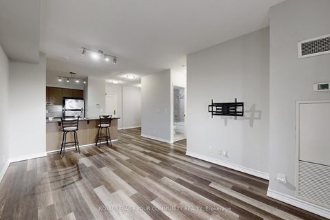 Photo 11 at 910 - 9225 Jane Street, Maple, Vaughan