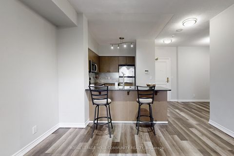 Photo 14 at 910 - 9225 Jane Street, Maple, Vaughan