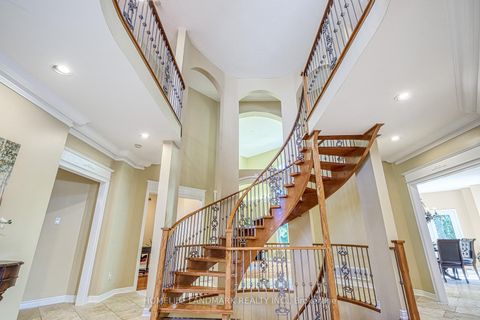 Photo 5 at 9 Chantilly Crescent, Westbrook, Richmond Hill